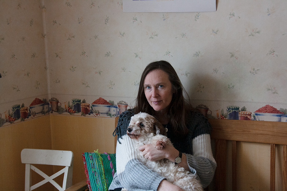 Jonna Bornemark och hunden Matteo, påtagligt närvarande under hela intervjun.