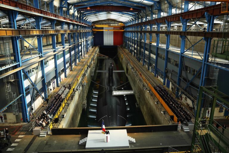 Macron håller tal framför en stor ubåt.