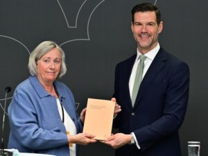 Den särskilda utredaren Anita Linder och Johan Forssell (M), migrationsminister.