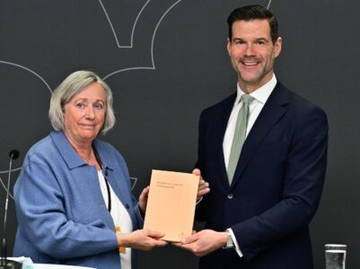 Den särskilda utredaren Anita Linder och Johan Forssell (M), migrationsminister.