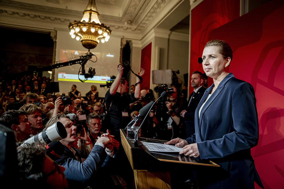 Statsminister Mette Frederiksen (S) backar till 21 procent – partiets sämsta resultat sedan 1903.