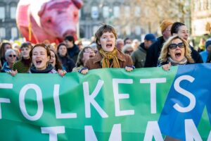 Folkets Klimamarch äger rum i Köpenhamn lördagen den 21 mars 2026. Demonstrationen syftar till ett hälsosammare livsmedelssystem i Danmark och en rättvis global klimatpolitik.