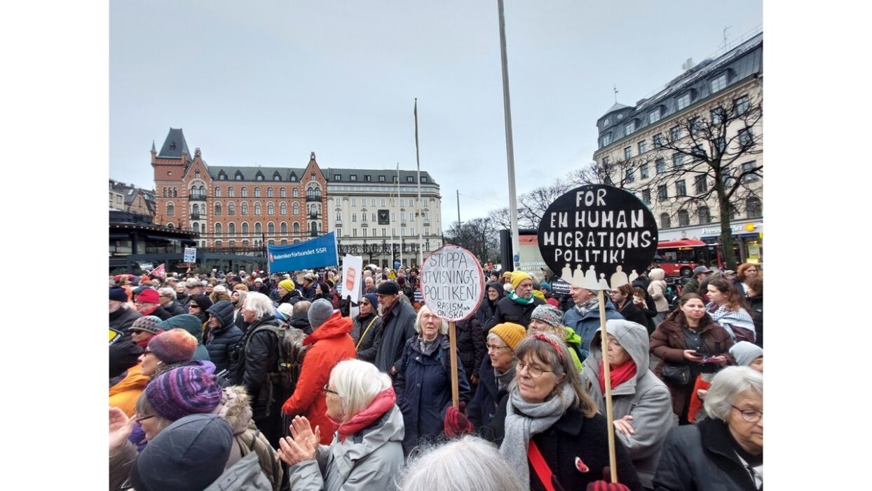 Demonstranter på torg.
