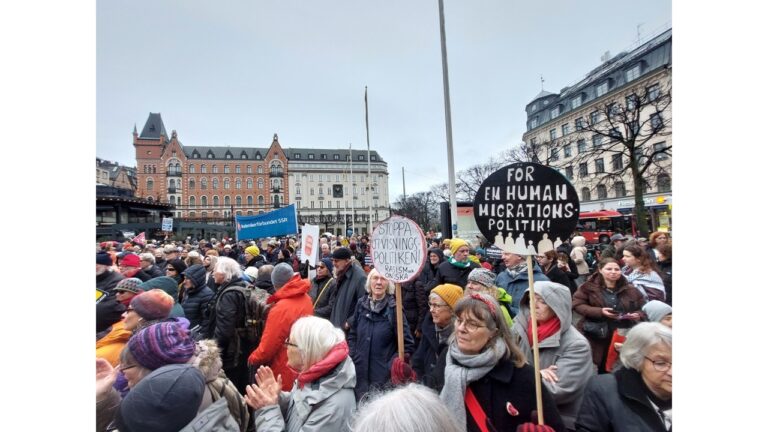 Demonstranter på torg.
