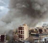 Rök stiger efter luftattacker i Teheran.