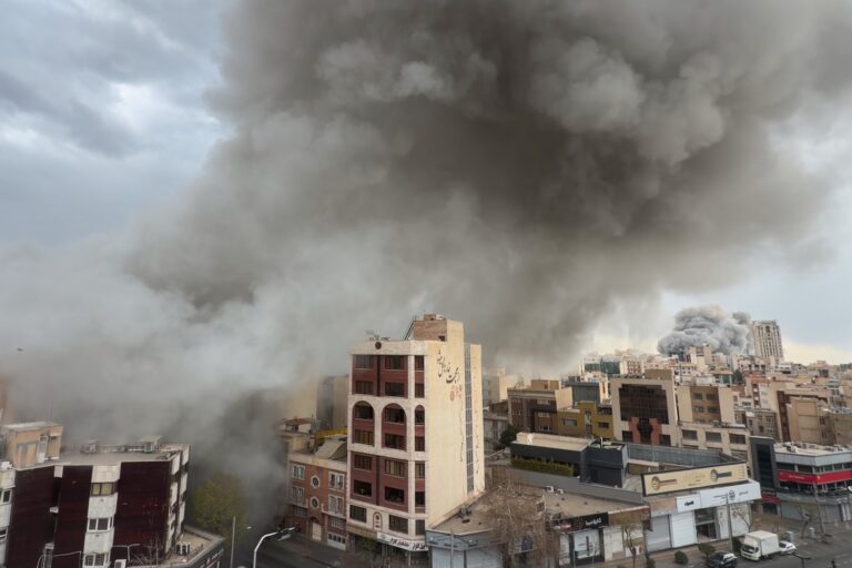 Rök stiger efter luftattacker i Teheran.