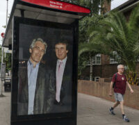 Foto på Epstein och Trump på pelare