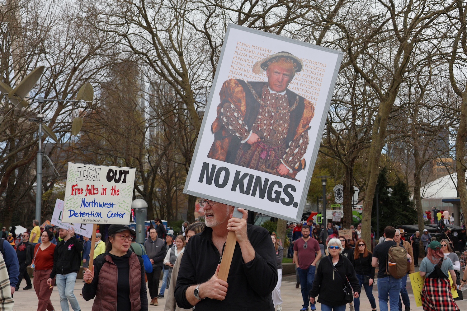 Trump porträtterades på alla möjliga sätt, här i Seattle som feodalherre.