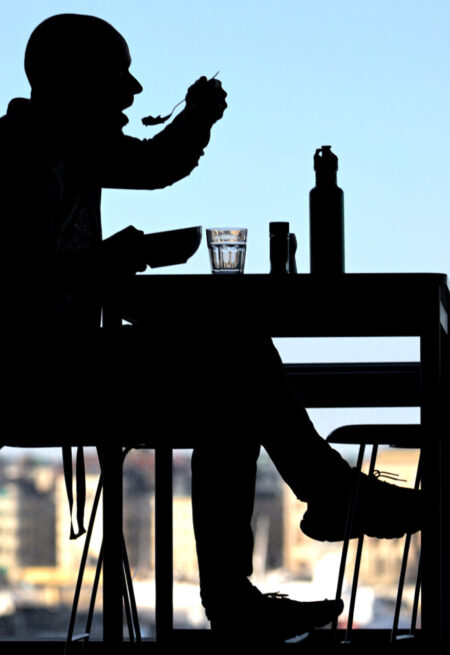 Silhuett av man som äter lunch