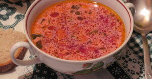 En kopp rödbetssoppa.