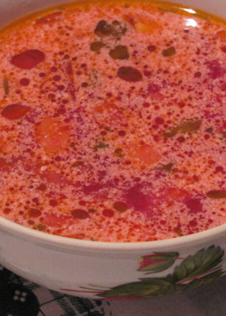 En kopp rödbetssoppa.