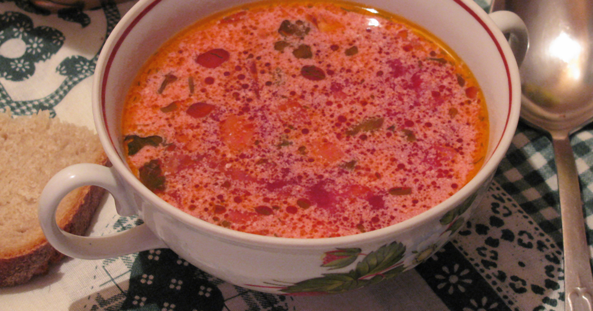 En kopp rödbetssoppa.