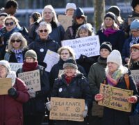 Rebellmammor håller i skyltar med klimatbudskap.