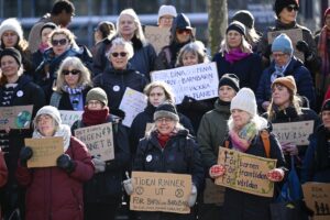 Rebellmammor håller i skyltar med klimatbudskap.