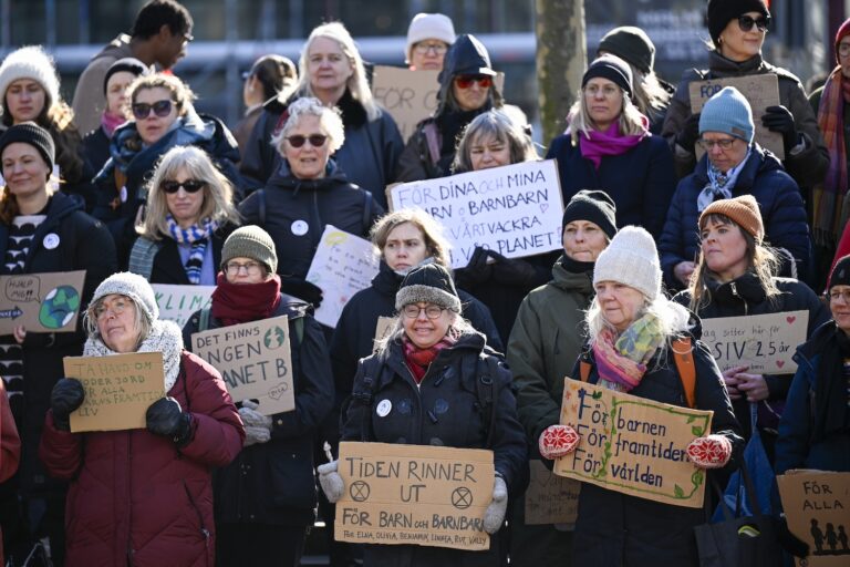 Rebellmammor håller i skyltar med klimatbudskap.