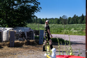 Kvinna går förbi burar.