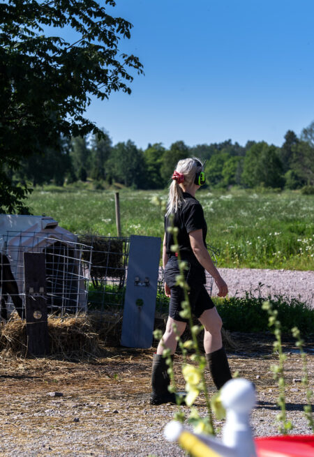 Kvinna går förbi burar.