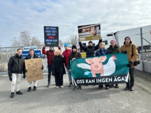 Stöddemonstration vid slakteriet.