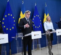 Nina Larsson (L), justitieminister Gunnar Strömmer (M), Jessica Stegrud (SD), socialpolitisk talesperson och Larry Söder (KD), ledamot i civilutskottet.