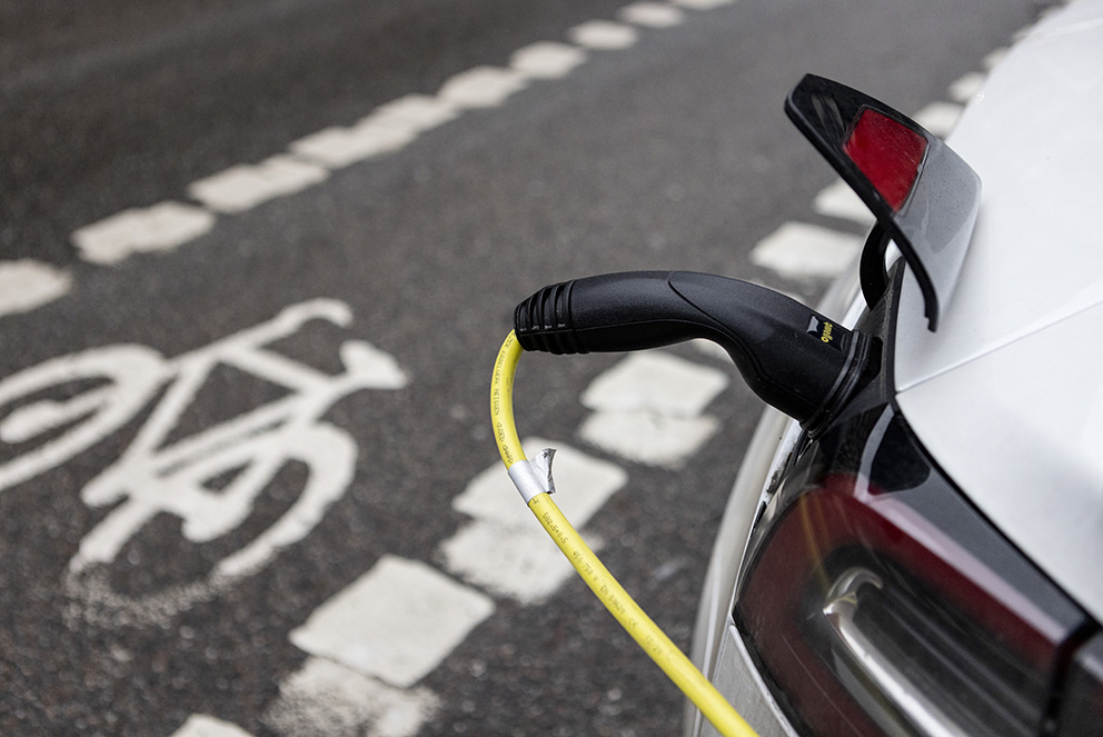 Cykelbanor, elbilar och trafikrestriktioner har bidragit till minskade nivåer av finpartiklar och kvävedioxid i flera städer.