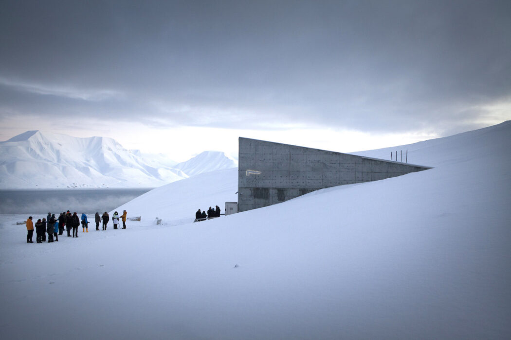 Det globala frövalvet utanför Longyearbyen i Spetsbergen på Svalbard fungerar som backup för världens genbanker att lämna säkerhetskopior av sina fröer till, och hämta ut vid behov.
