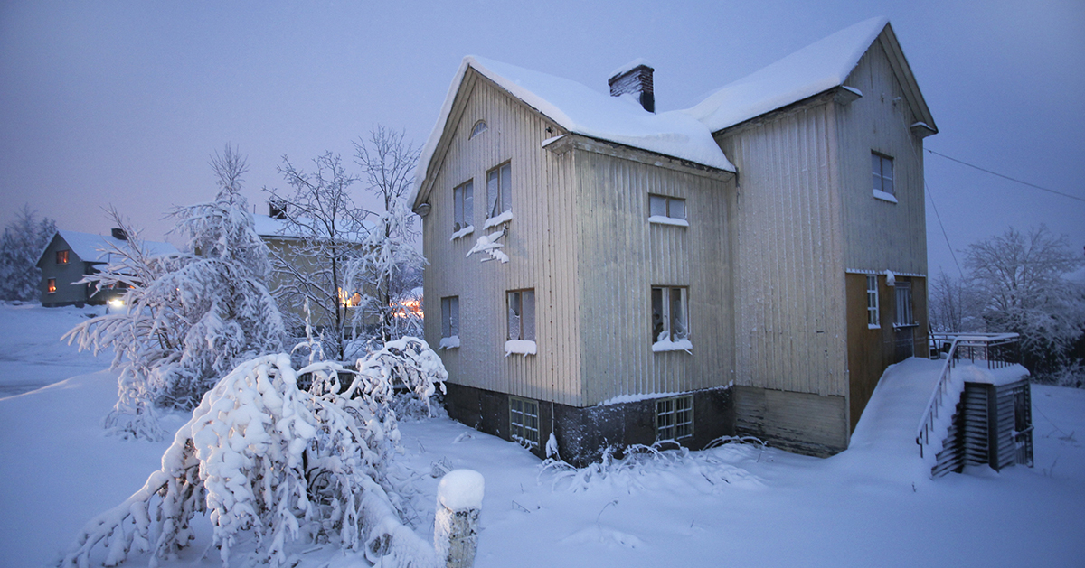 Ett ödehus i snö.