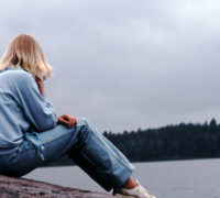 Ung kvinna vid en sjö