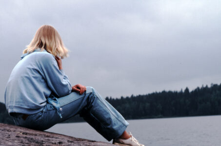 Ung kvinna vid en sjö