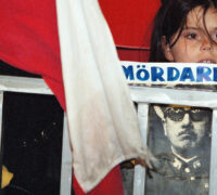 Ett barn demonstrerar.