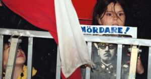 Ett barn demonstrerar.