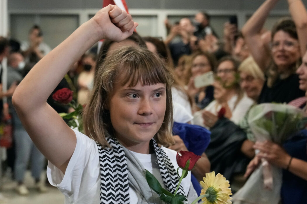 Greta Thunberg anländer till Athen efter att ha blivit deporterad från Israel.