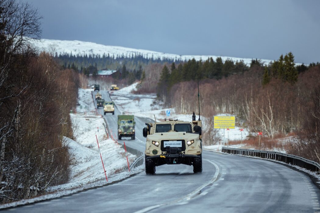 Amerikanska logistiksoldater anländer till Sverige genom Norge för att delta i Aurora 26.