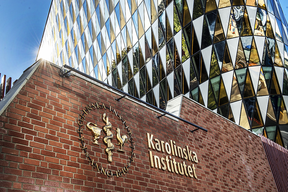 Representanter från Forska utan djurförsök överlämnade namninsamlingen till Karolinska Institutet för att uppmana till en omställning mot djurfria forskningsmetoder.