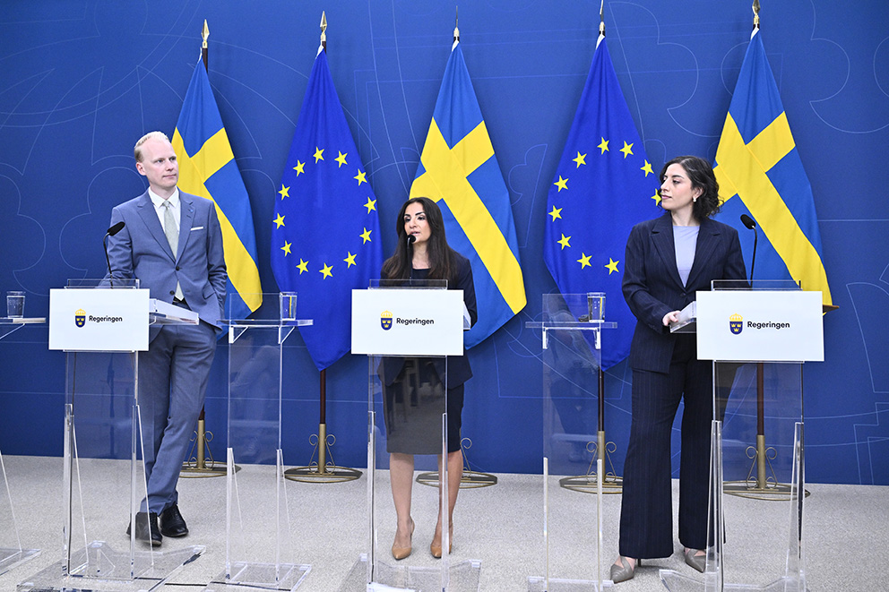 Mathias Bengtsson (KD), utbildningspolitisk talesperson, Parisa Liljestrand (M), kulturminister, och Simona Mohamsson (L), utbildnings- och integrationsminister, vid regeringens pressträff om den nya lässtrategin.