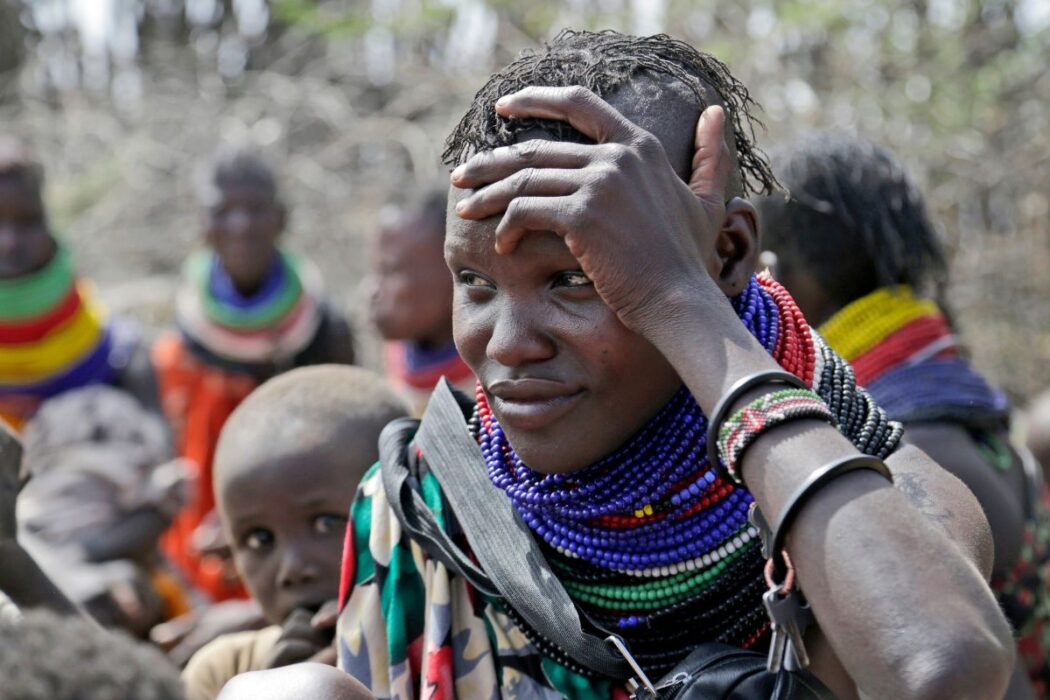 En kvinna väntar på matutdelning från USA:s biståndsmyndighet (USAID) i Kachoda i Turkana-området i norra Kenya, lördagen den 23 juli 2022.