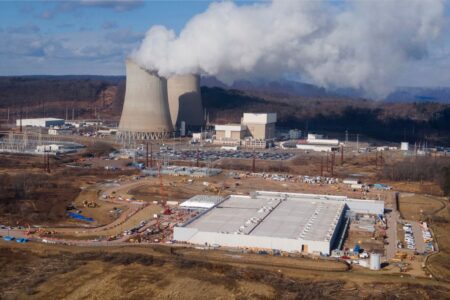 Ett datacenter som ägs av Amazon Web Services, längst fram till höger, håller på att byggas intill kärnkraftverket Susquehanna i Berwick.