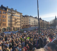 Folkmassa på torg, sol
