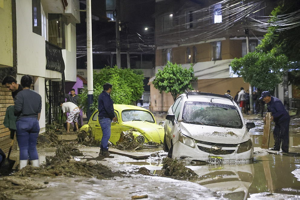 Personer inspekterar skador efter översvämningar i Arequipa, Peru 2026.