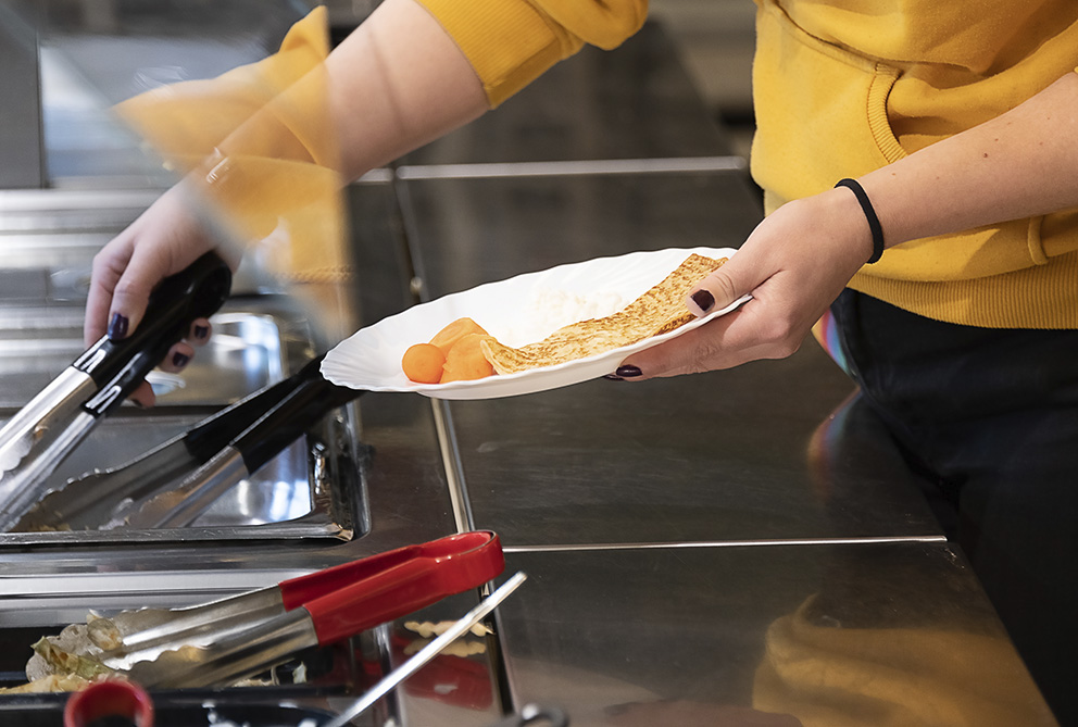 Elever vittnar om att skolmaten ibland tar slut innan alla hunnit äta.