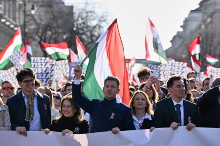 Péter Magyar marscherar i demonstrationståg.