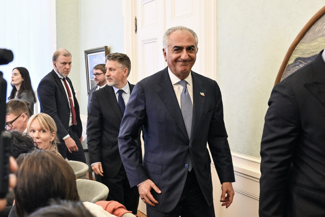 Reza Pahlavi besöker riksdagen på inbjudan av KD:s och SD:s riksdagsgrupper.