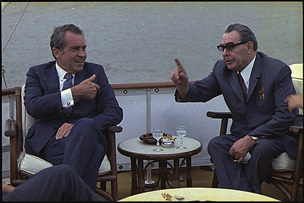 Nixon och Brezjnev i samtal på båt