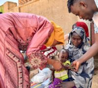 Läkare utan gränser behandlar en 18-månaders bebis.