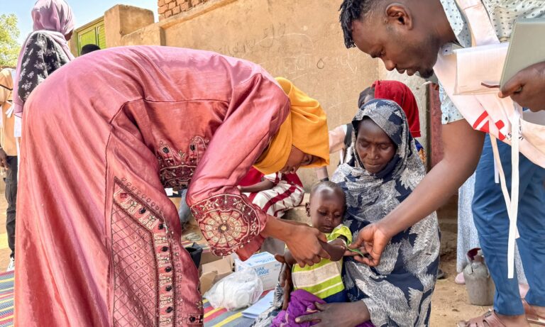 Läkare utan gränser behandlar en 18-månaders bebis.