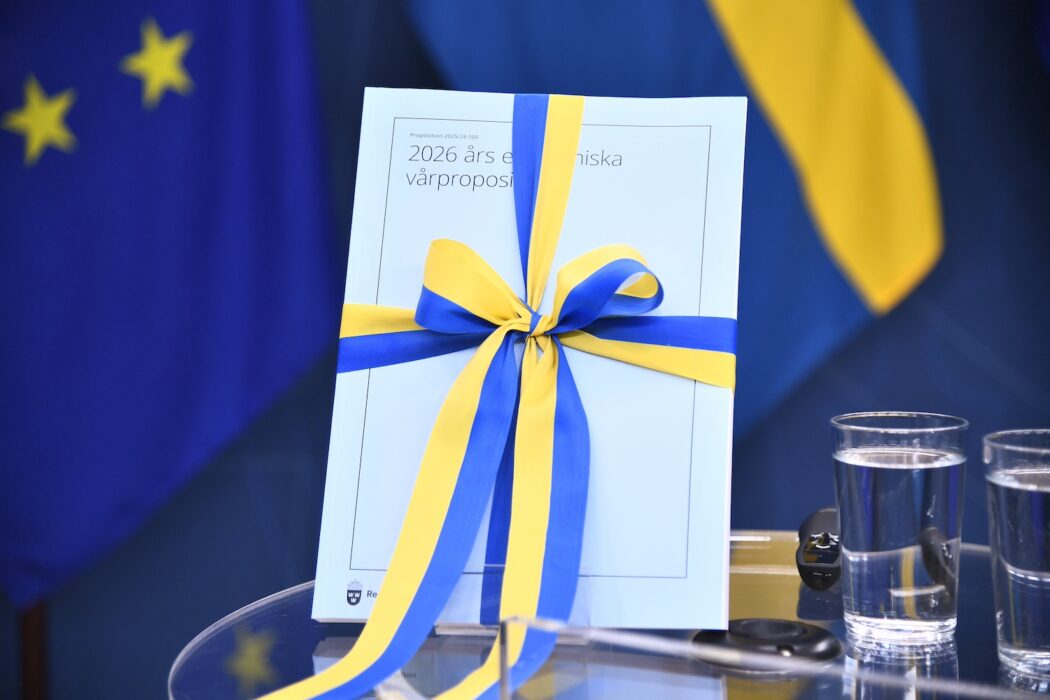 Vårändringsbudgeten med blågula band runtom sig.