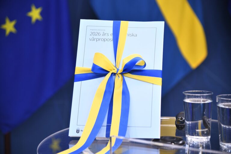 Vårändringsbudgeten med blågula band runtom sig.