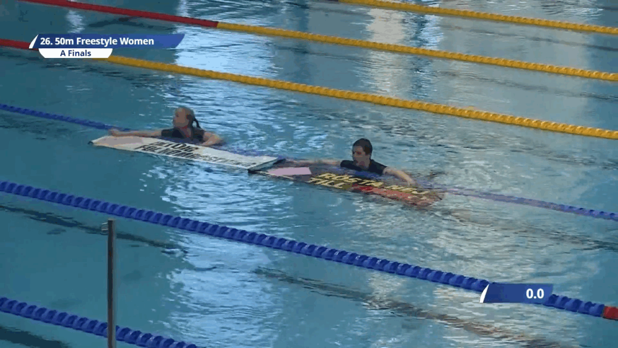 Aktivister i en bassäng med två banderoller som flyter på vattnet.