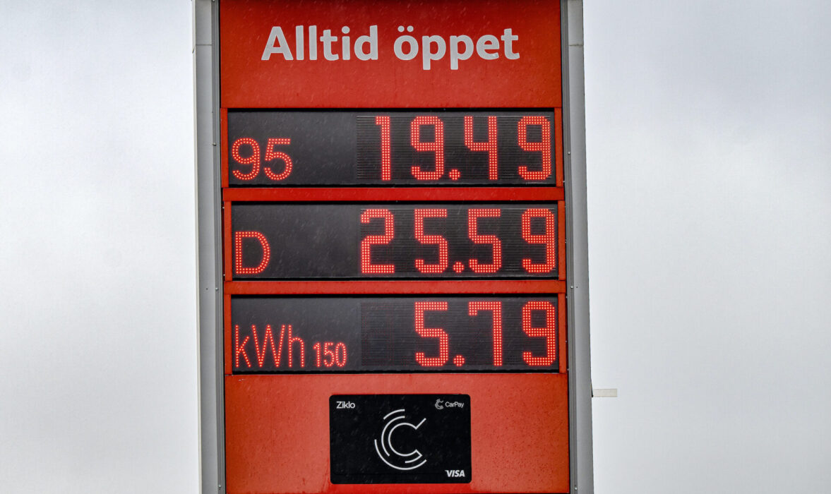 Priser på en bensinmack.