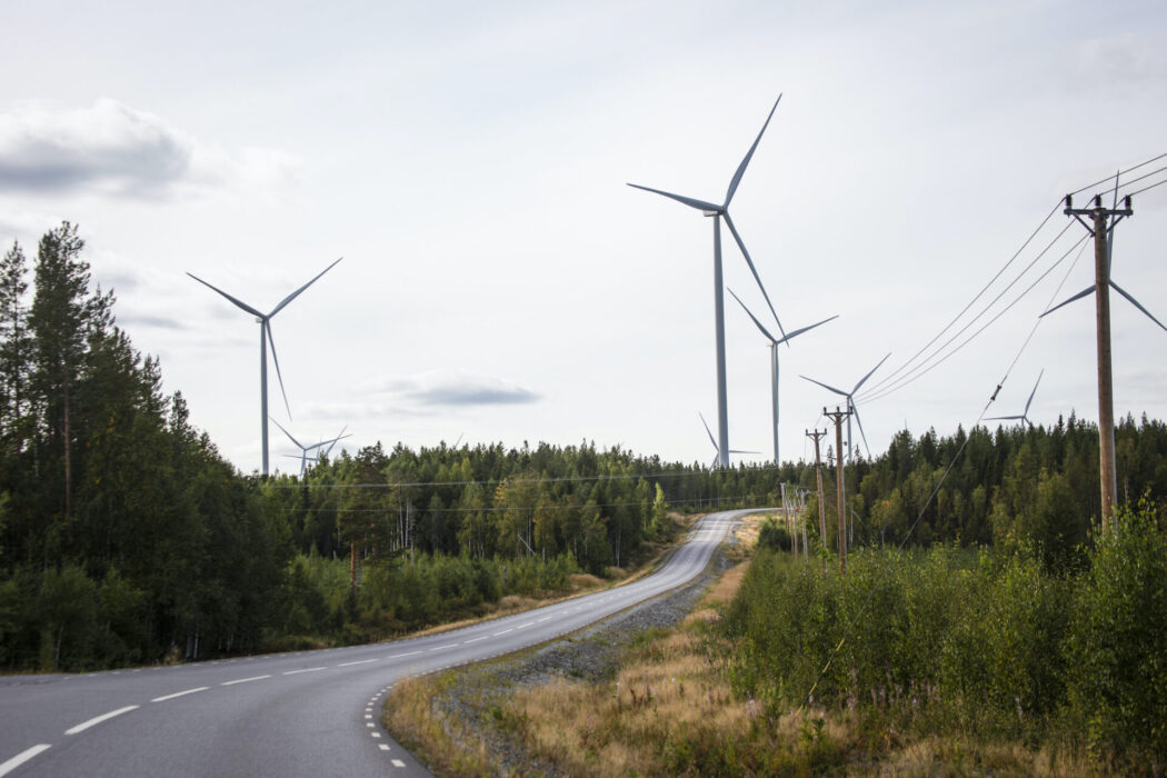 Den snabba framväxten av förnybar el, som vindkraft och solel, är en anledning till att Sverige och flera andra länder har lyckats minska utsläppen samtidigt som tillväxten ökat.