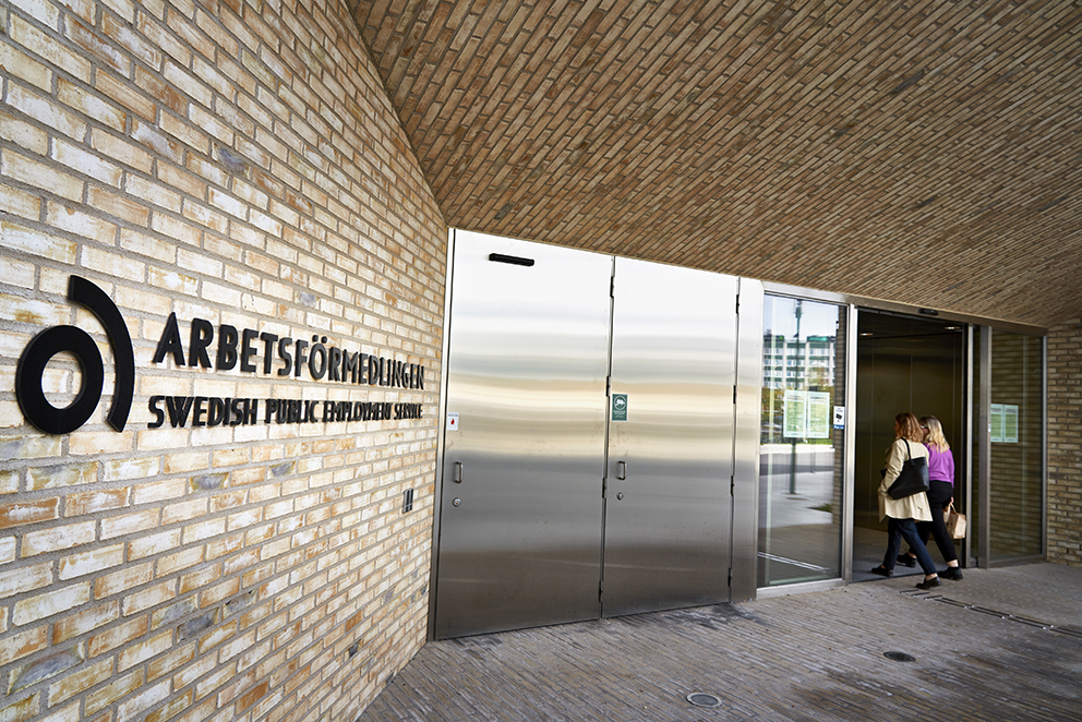 Personer på väg in till ett kontor hos Arbetsförmedlingen.